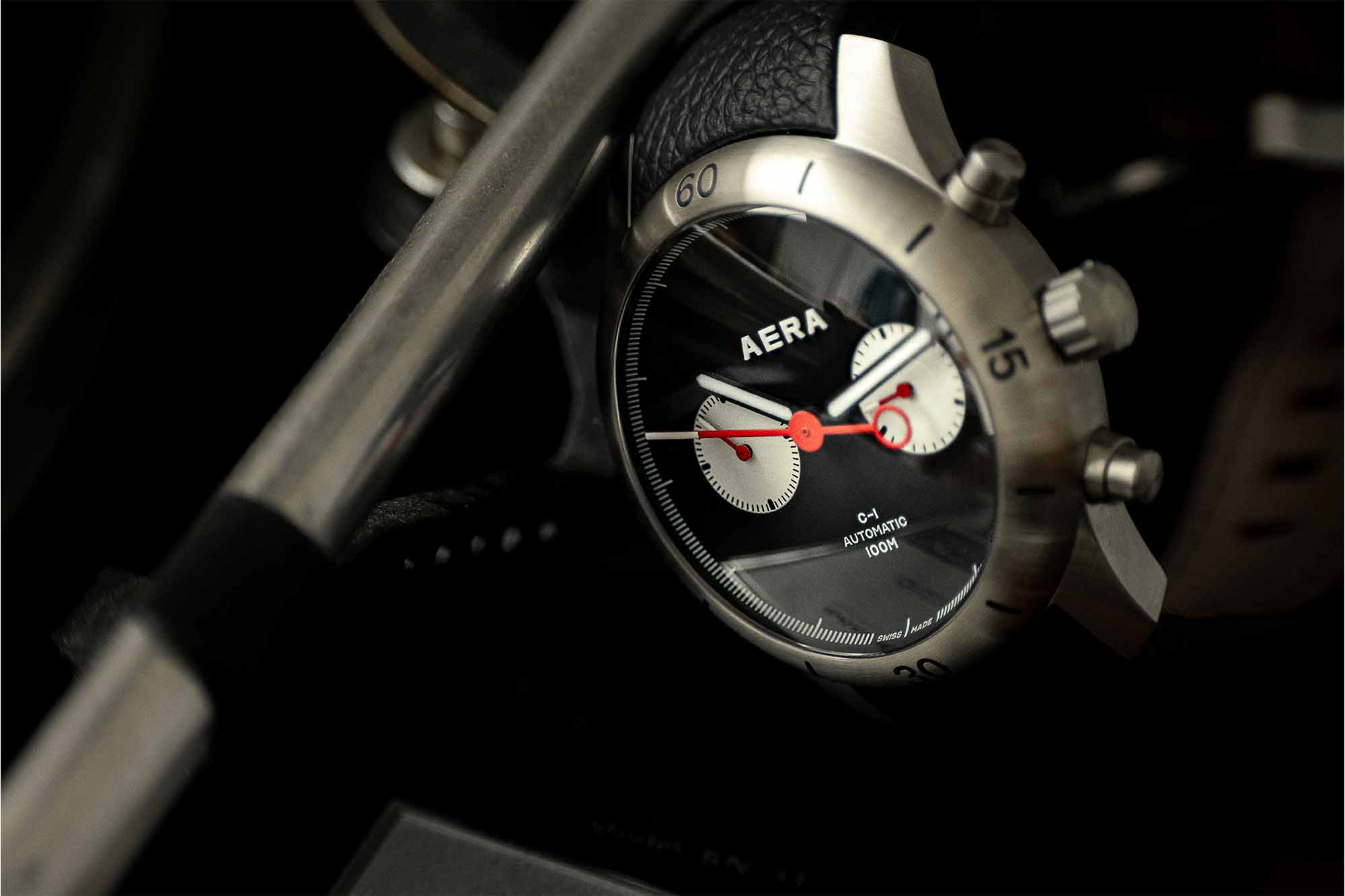 Montre Autres – modèle Aera Chronographe C-1, photo extraite de l’article Aera C-1 Chrono : Le Chronographe Automobile Réinventé.