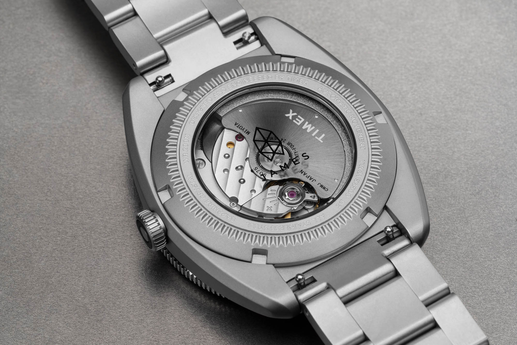 Montre Timex – modèle Timex The James Brand GMT Nocturne Edition, photo extraite de l’article Nouvelle édition GMT résultant de la collaboration Timex et The James Brand.