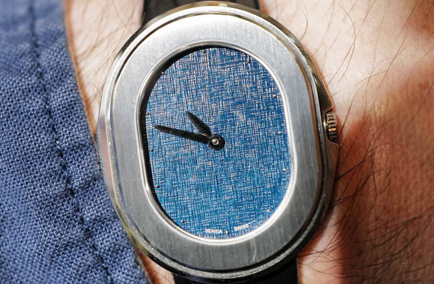 Montre Serica – modèle Serica Parade Linen, photo extraite de l’article Serica Présente le Nouveau Parade Linen.