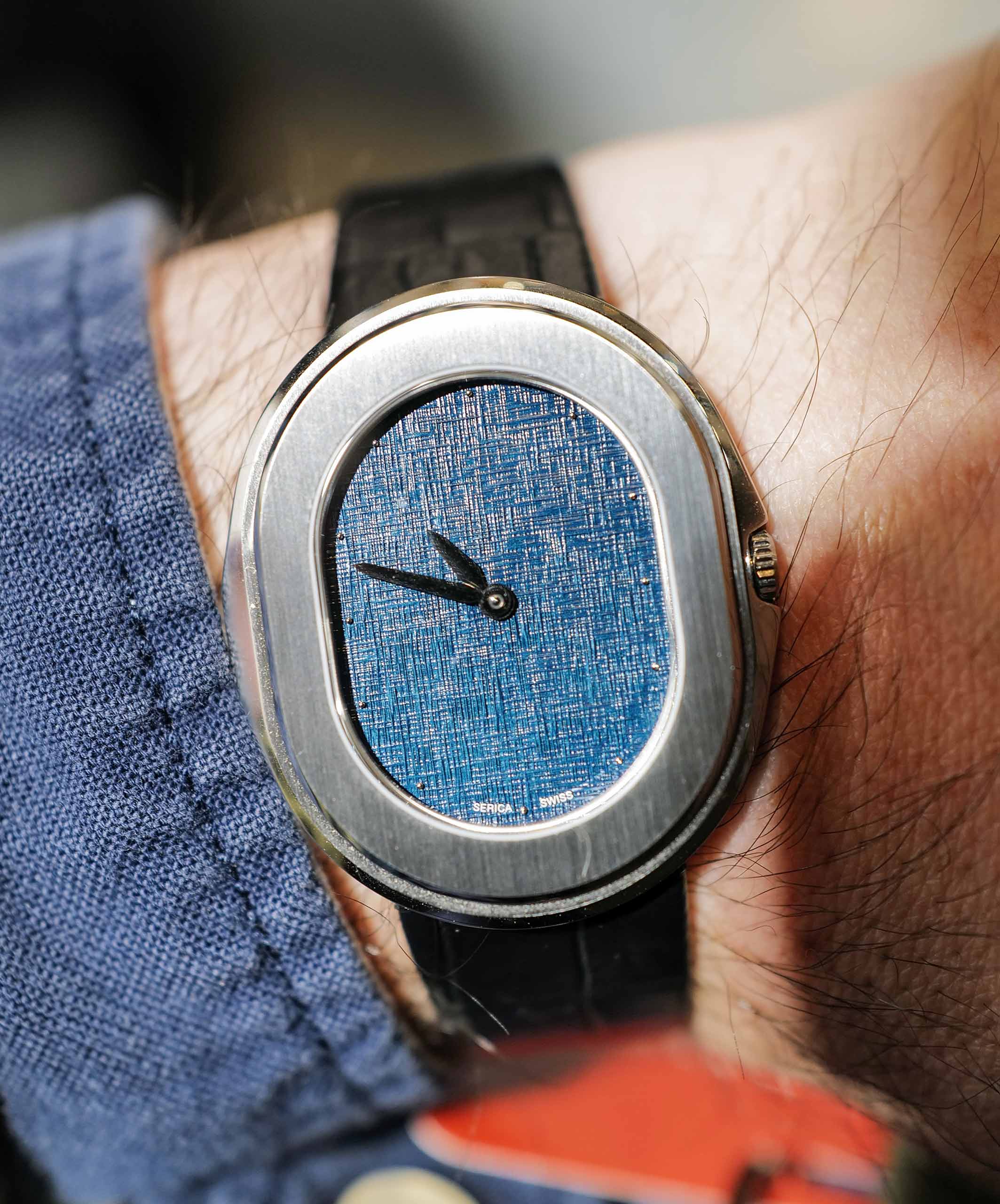 Montre Serica – modèle Serica Parade Linen, photo extraite de l’article Serica Présente le Nouveau Parade Linen.