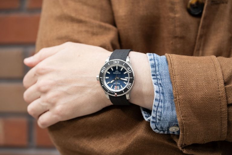 Montre Hanhart – modèle Hanhart Aquasphere Ocean Fade, photo extraite de l’article Critique de l'Hanhart Aquasphere "Ocean Fade".