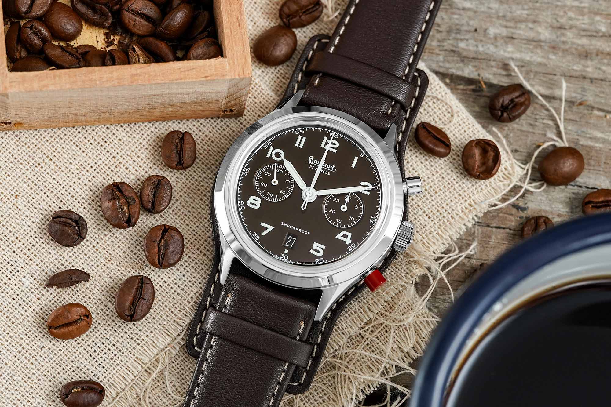 Montre Hanhart – modèle Hanhart 417 ES Mocha Flyback Date, photo extraite de l’article Hanhart 417 ES Mocha Flyback Date : Une montre élégante et précise.