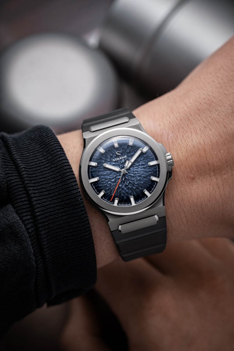 Montre Straum – modèle Straum x TRTS Jan Mayen Titanium Stormy Seas, photo extraite de l’article Straum x TRTS Jan Mayen Titanium Stormy Seas : Un partenariat audacieux.