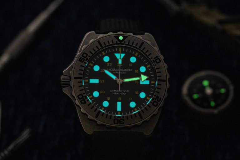 Montre Seiko – modèle Jacques Bianchi JB300 Profonde X Deepsea.edc, photo extraite de l’article Critique de la Jacques Bianchi JB300 Profonde X Deepsea.edc.