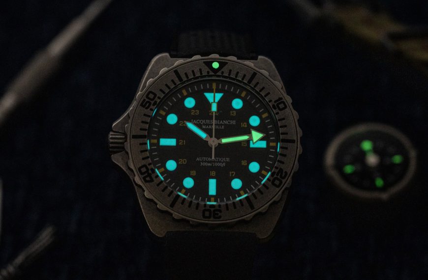 Montre Seiko – modèle Jacques Bianchi JB300 Profonde X Deepsea.edc, photo extraite de l’article Critique de la Jacques Bianchi JB300 Profonde X Deepsea.edc.
