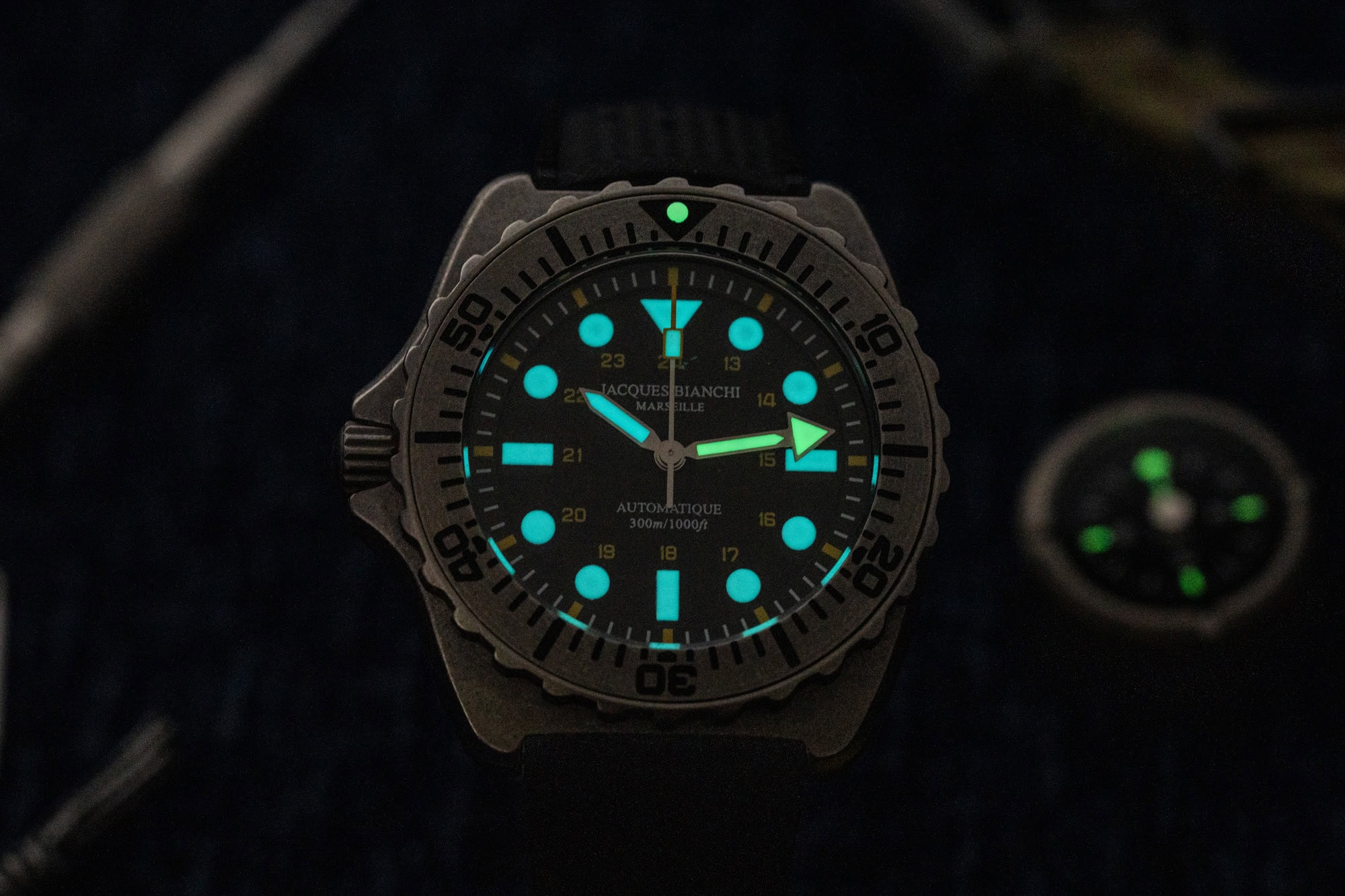 Montre Seiko – modèle Jacques Bianchi JB300 Profonde X Deepsea.edc, photo extraite de l’article Critique de la Jacques Bianchi JB300 Profonde X Deepsea.edc.