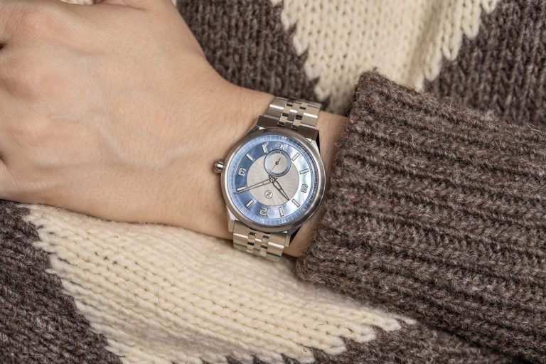 Montre Zelos – modèle Zelos Comet 39 MOP, photo extraite de l’article Revue : le Zelos Comet 39 ‘MOP’ - Un Bijou de Nacre.