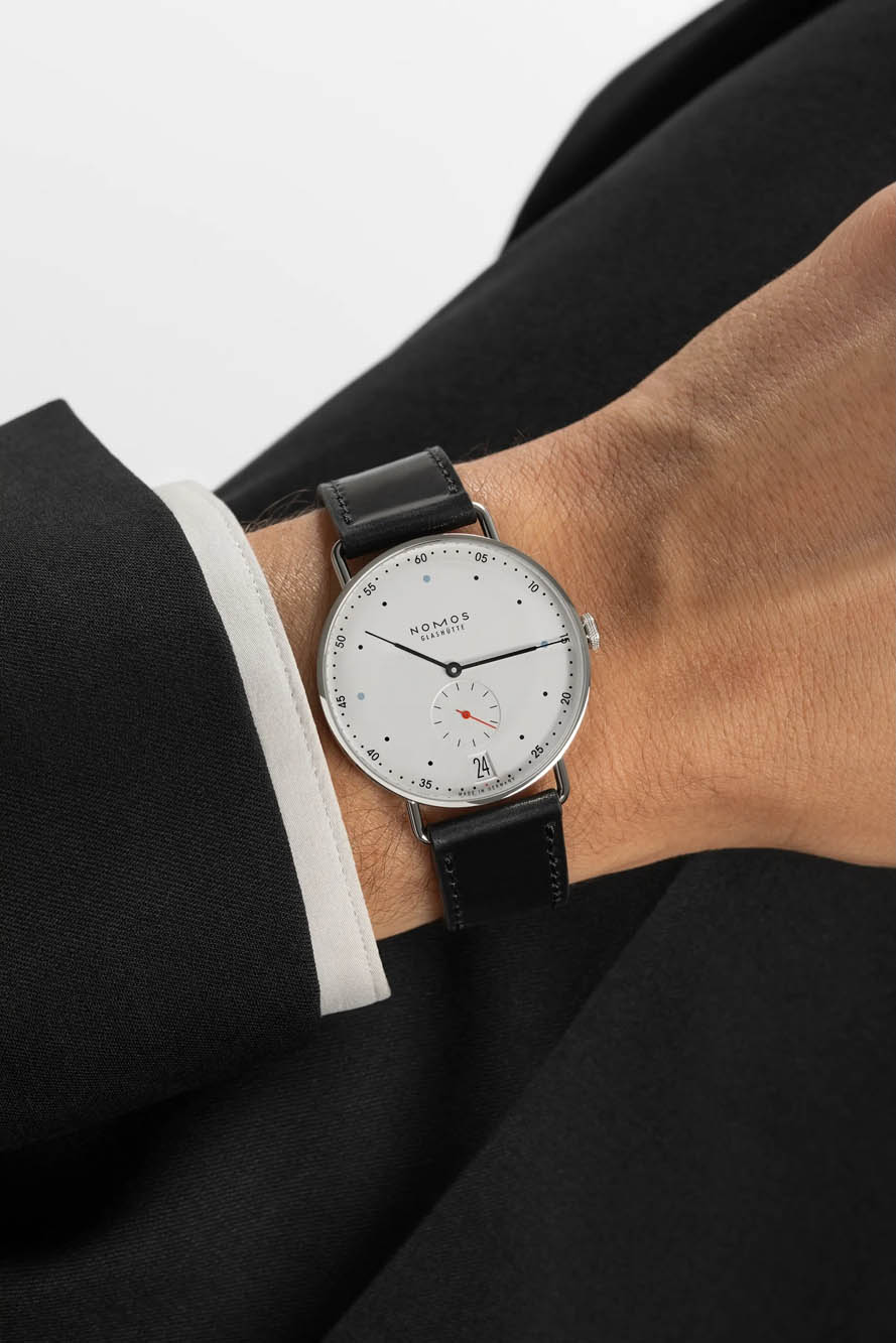 Montre Nomos – modèle Nomos Metro 38 Date, photo extraite de l’article Lancement de la Nouvelle Nomos Metro 38 Date.