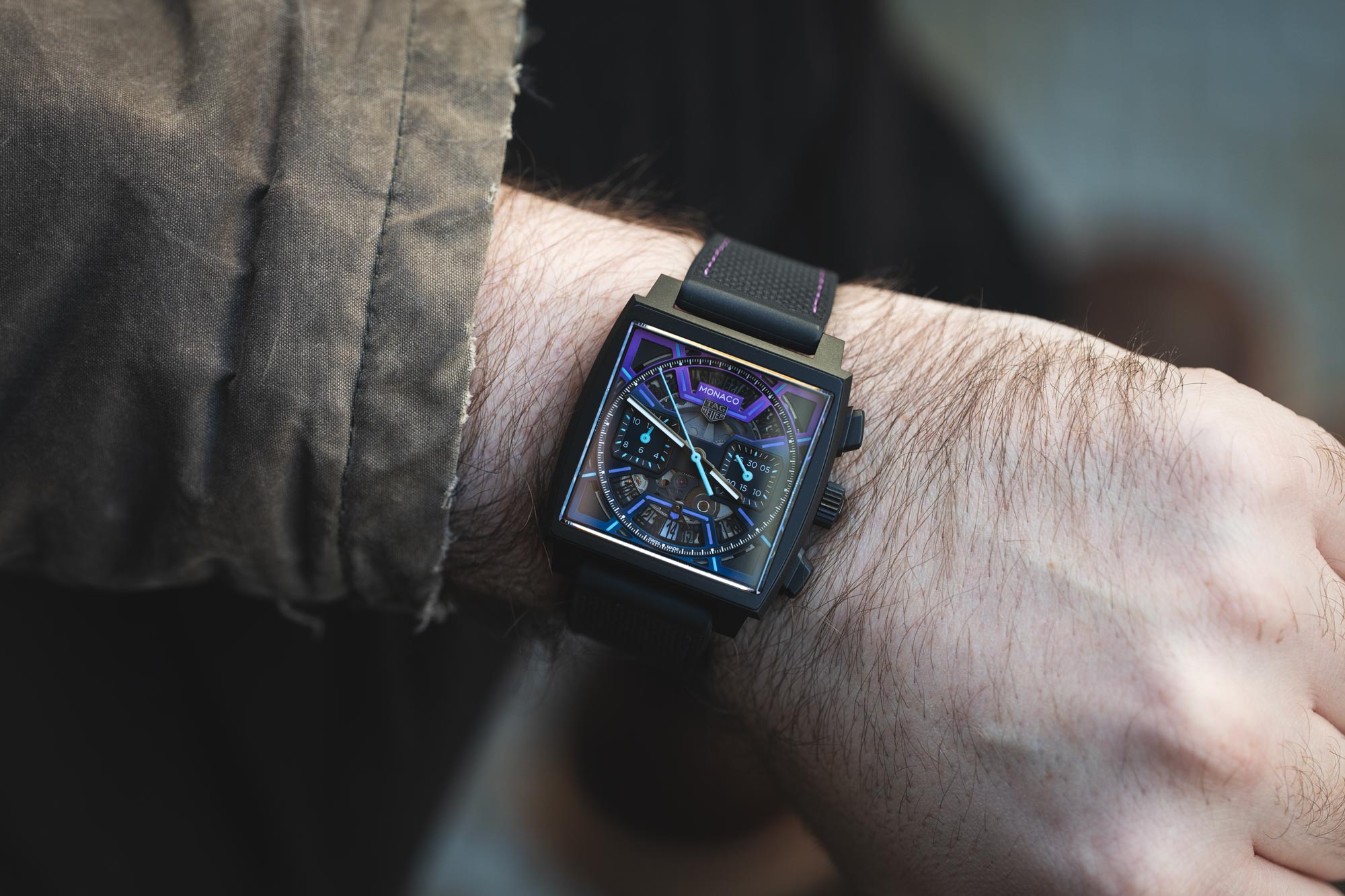 Montre TAG Heuer – modèle TAG Heuer Monaco, photo extraite de l’article TAG Heuer Monaco : Une Édition Inspirée des Courses de F1 Nocturnes.