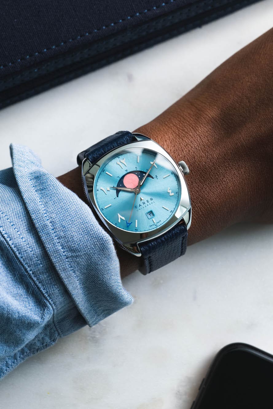 Montre Farer – modèle Farer moonphase, photo extraite de l’article Farer Révèle Deux Nouvelles Moonphase : Quartz Eisenkiesel et Chiffres de l'Est.