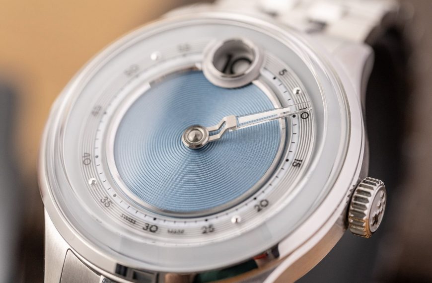 Montre Christopher Ward – modèle Christopher Ward C1 Jump Hour Mk V, photo extraite de l’article Critique : le Christopher Ward C1 Jump Hour Mk V.