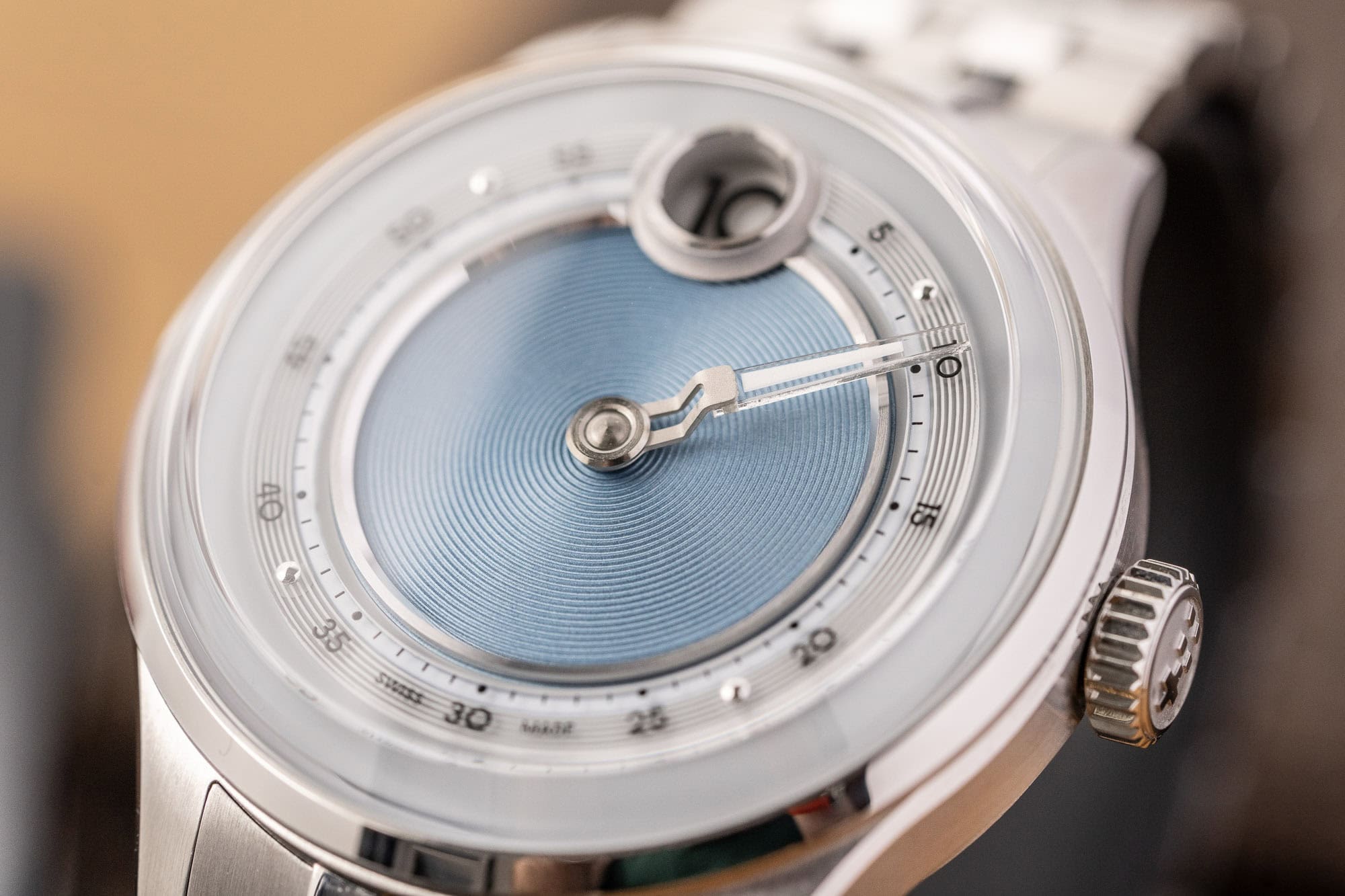 Montre Christopher Ward – modèle Christopher Ward C1 Jump Hour Mk V, photo extraite de l’article Critique : le Christopher Ward C1 Jump Hour Mk V.