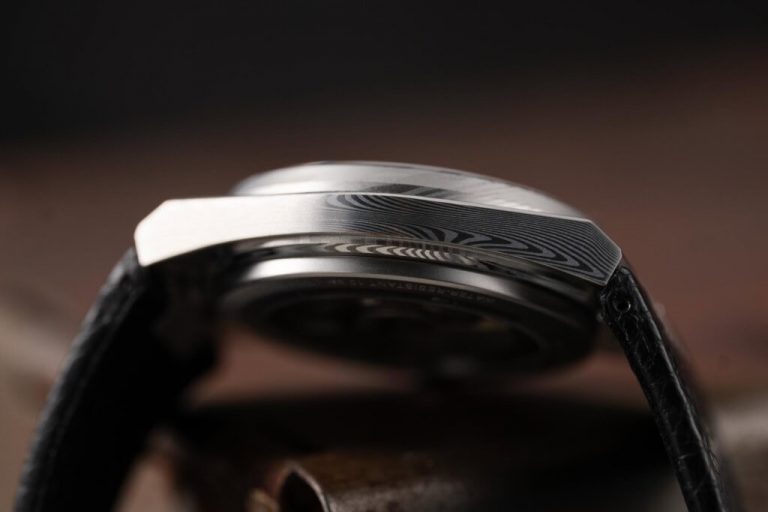 Montre Tissot – modèle Tissot PRX Acier Damas, photo extraite de l’article Essai : la Tissot PRX en Acier Damas 38mm – Une Grande Surprise 2025.