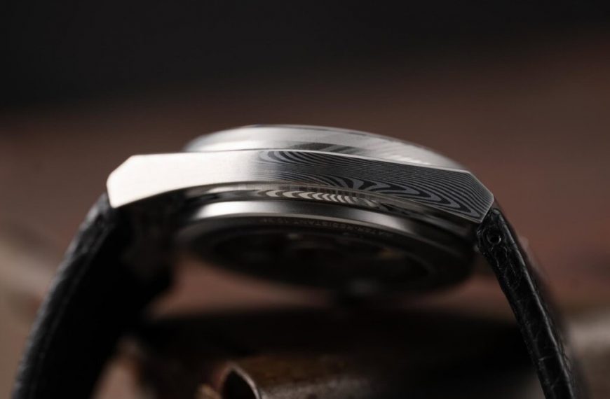 Montre Tissot – modèle Tissot PRX Acier Damas, photo extraite de l’article Essai : la Tissot PRX en Acier Damas 38mm – Une Grande Surprise 2025.