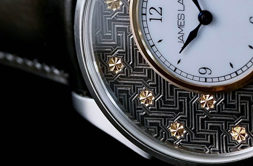 Montre James Lamb – modèle James Lamb Éditions Linea, photo extraite de l’article James Lamb : Éditions Linea avec Cadrans en Titane Sculptés.