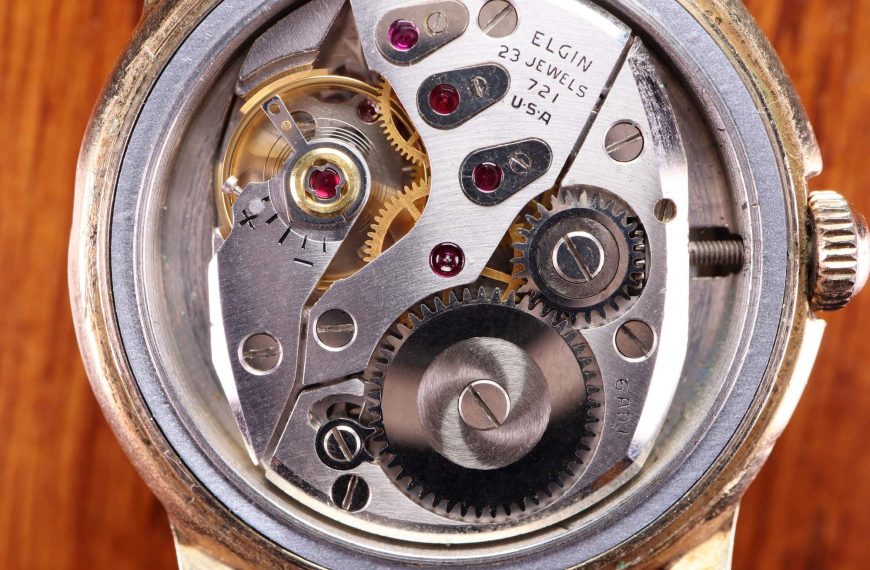 Montre Elgin – modèle Lord Elgin Direct Read 7775, photo extraite de l’article La Lord Elgin “Chevron” Direct Read 7775 Jump Hour.
