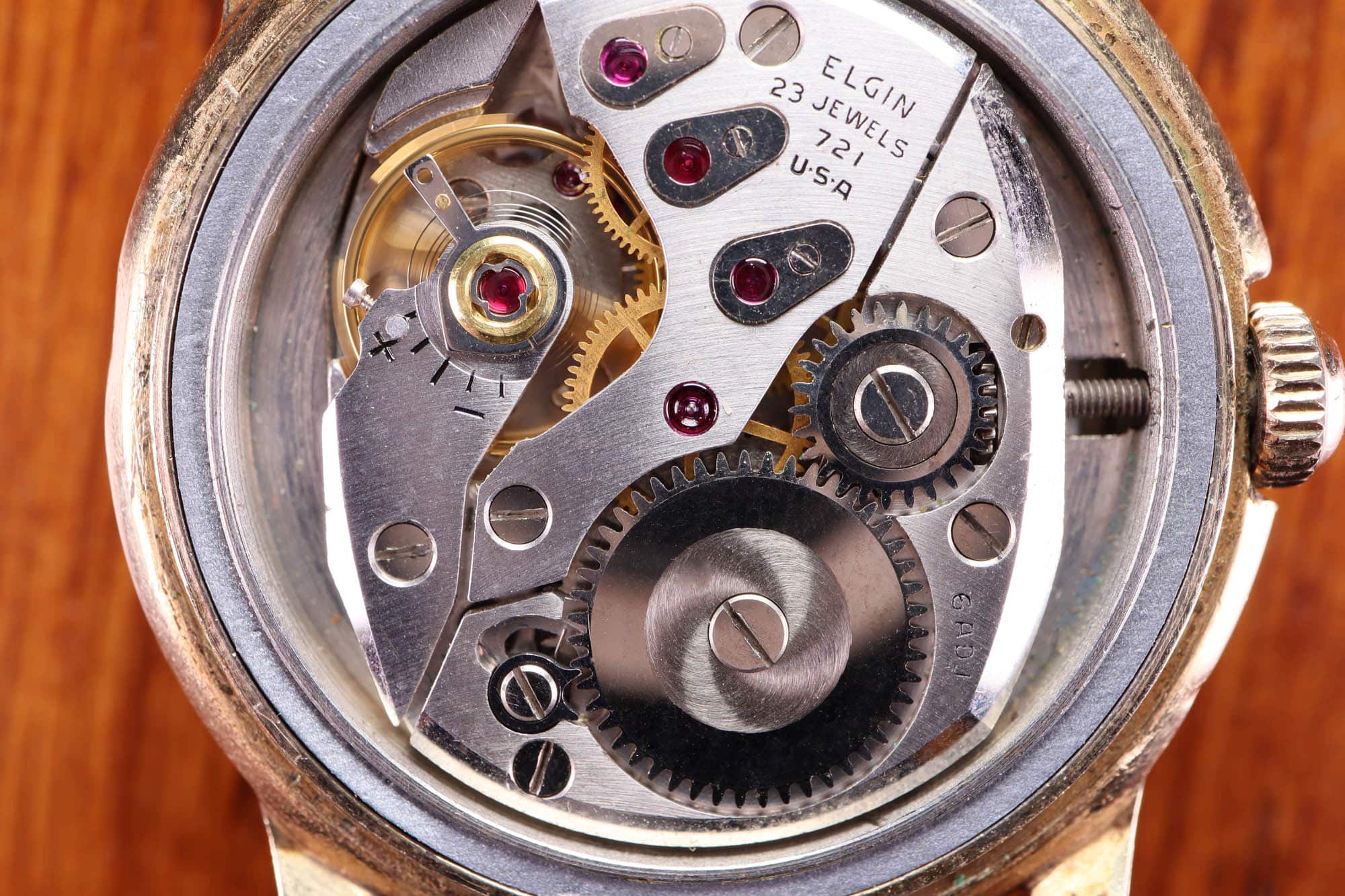 Montre Elgin – modèle Lord Elgin Direct Read 7775, photo extraite de l’article La Lord Elgin “Chevron” Direct Read 7775 Jump Hour.