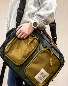 Montre Topo Designs – modèle Sacoche Globale Topo Designs, photo extraite de l’article Revue de la Sacoche Globale Topo Designs : Un Sac Polyvalent 3-en-1.