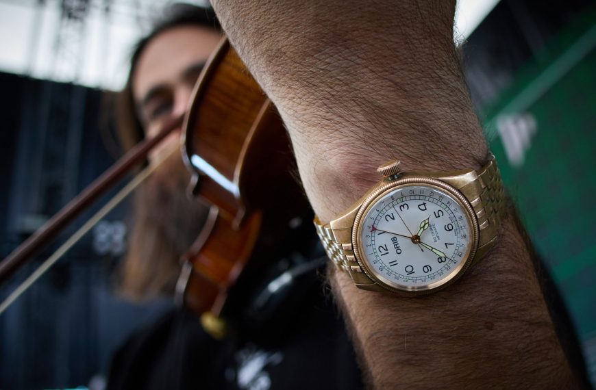 Montre Oris – modèle Kurt Ozan collectionneur montres Oris, photo extraite de l’article Rencontre avec le passionné : Kurt Ozan, le guitariste collectionneur d'Oris.